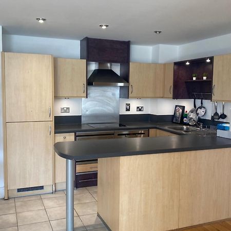 2 Bedroom Flat In Riverside West London Exterior photo