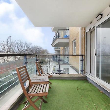 2 Bedroom Flat In Riverside West London Exterior photo