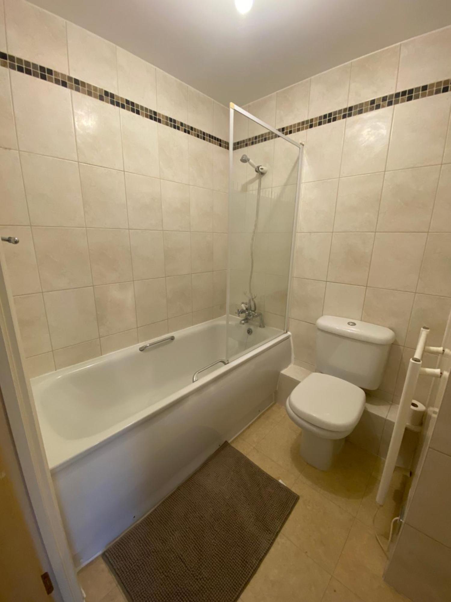 2 Bedroom Flat In Riverside West London Exterior photo
