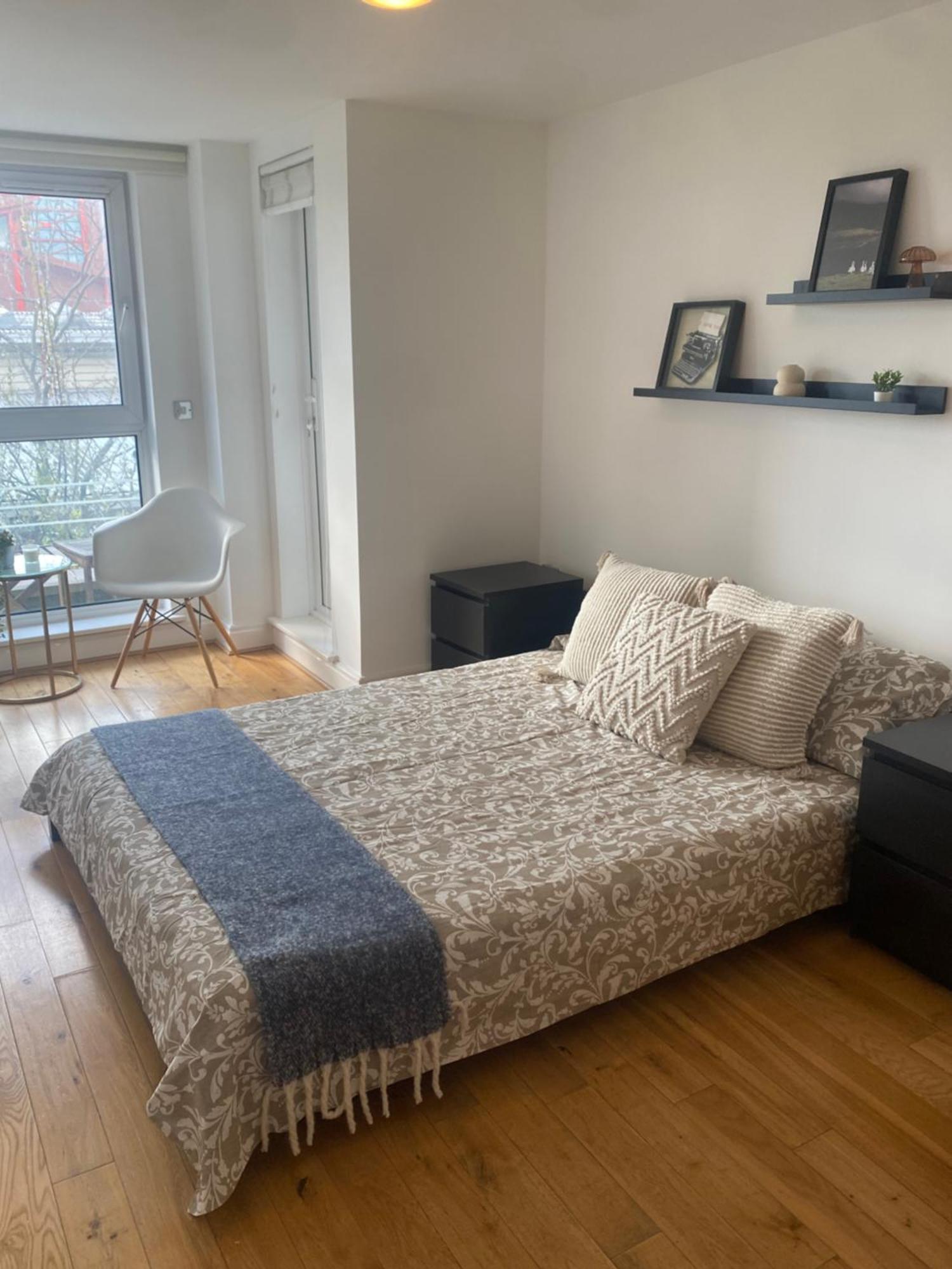 2 Bedroom Flat In Riverside West London Exterior photo